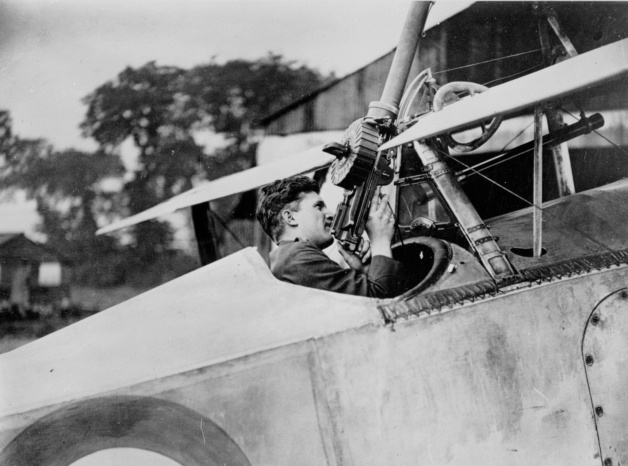 Le capitaine Billy Bishop, assis dans son avion Nieuport Scout, vérifie le fonctionnement de sa mitrailleuse Lewis le 6 août 1917. PHOTO : MDN 