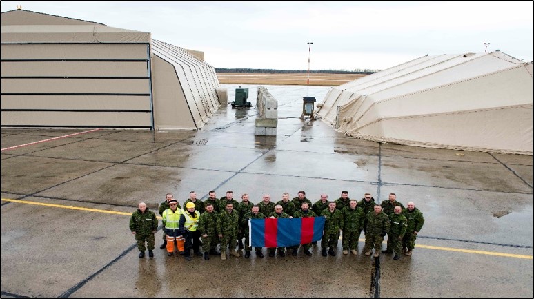 À l’automne 2019, des militaires de la 4e Escadre Cold Lake, en Alberta, se tiennent devant un abri pour aéronefs de la force expéditionnaire et un abri de soutien mobile pour aéronef récemment montés. PHOTO : Fournie  