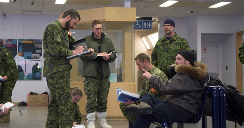 Des membres d’une équipe de reconnaissance de la 2e Escadre expéditionnaire de la Force aérienne posent des questions au directeur de l’aéroport de Rankin Inlet pendant leur visite d’évaluation à Rankin Inlet le 28 janvier 2020. PHOTO : Fournie  