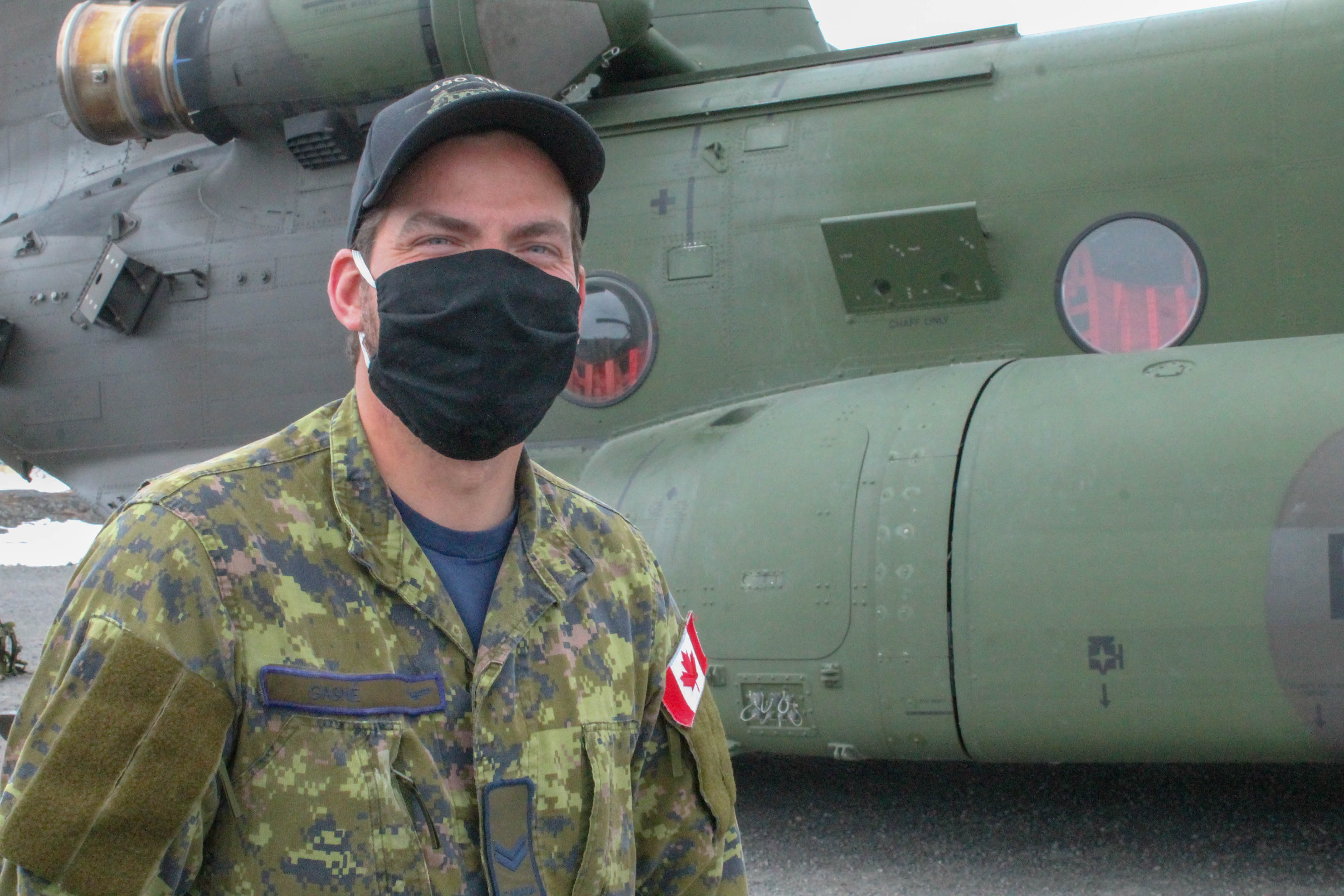 Le caporal Michael Gagné, technicien en systèmes aéronautiques, se trouve devant hélicoptère CH-147F Chinook lors d’une exposition à Puvirnituq, au Québec. PHOTO : Caporal Justin Critchley