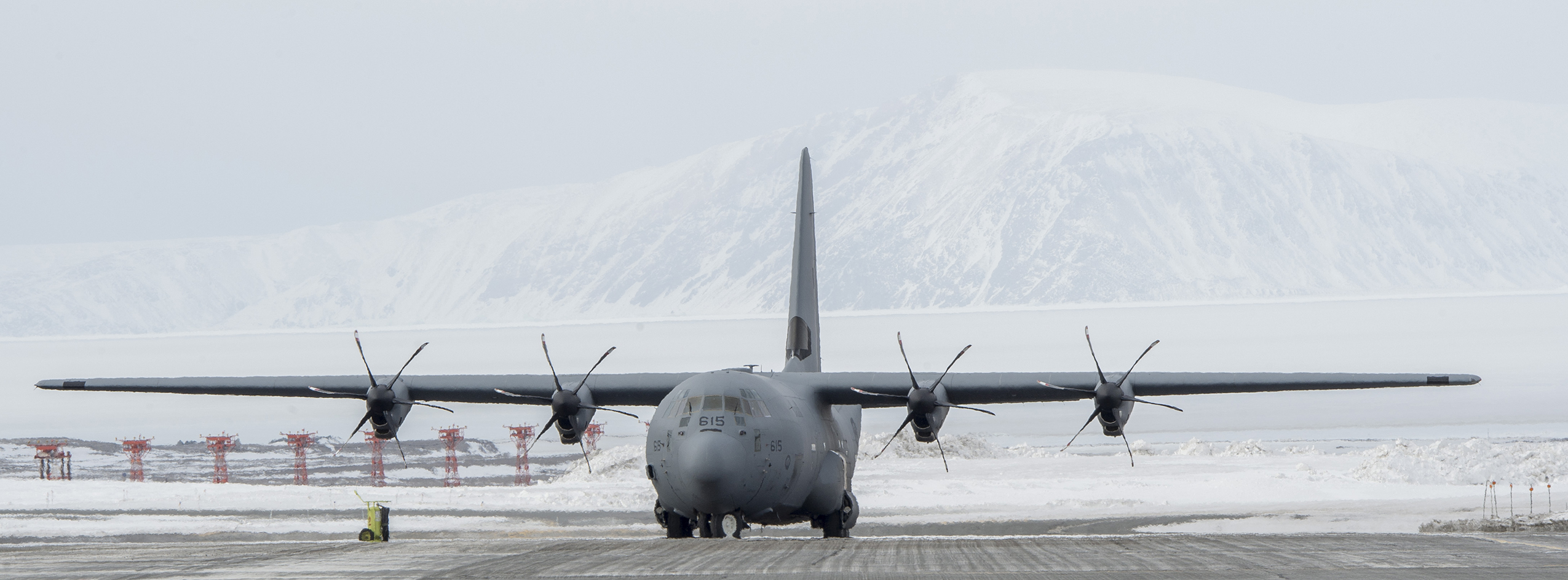 Un CC-130 Hercules se stationne sur la piste à Thulé, au Groenland, en vue du prochain vol à destination d’Alert pendant l’opération Boxtop, le 27 avril 2017. PHOTO : Caporal Audrey Solomon