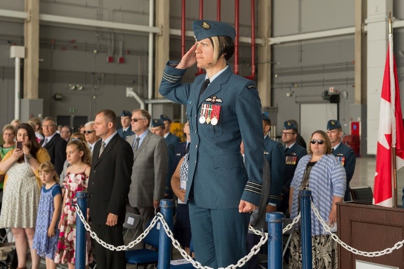 La lieutenant-colonel Diane Baldasaro, nouvelle commandante du 437e Escadron de transport, fait un salut pendant le défilé de passation de commandement de l'escadron le 28 juin 2018, à la 8e Escadre Trenton. PHOTO : Caporal Zebulon Salmaniw