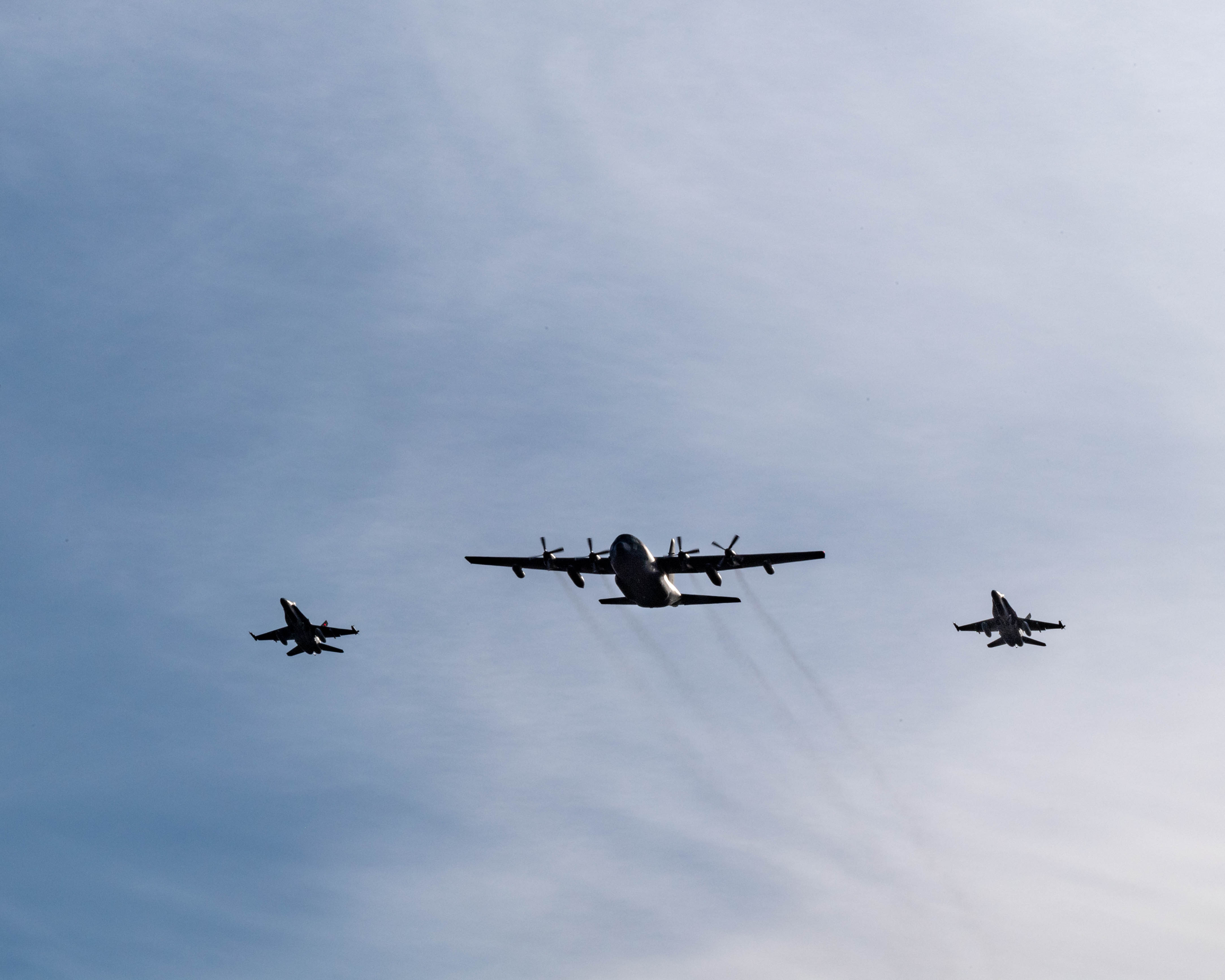 Un avion CC-130 Hercules vole en formation avec deux chasseurs CF-188 Hornet le 13 octobre 2020 afin de marquer la 60e année de service de l’aéronef dans l’Aviation royale canadienne. PHOTO : Caporal Darryl Hepner