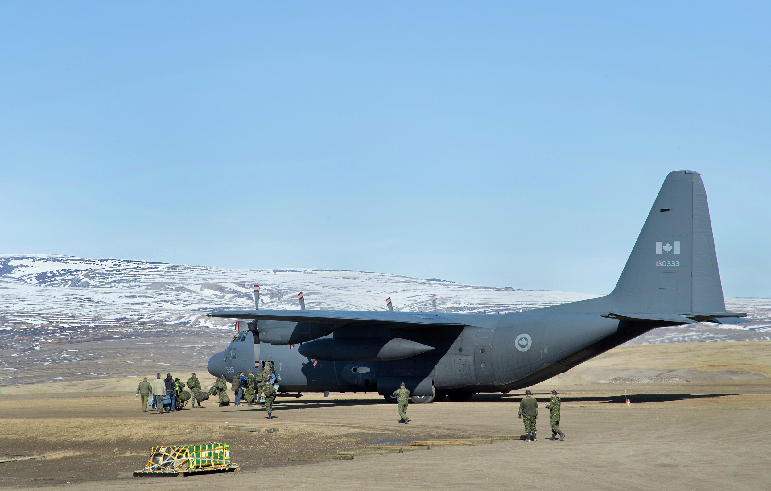 À la station des Forces canadiennes Alert, des militaires canadiens montent à bord d’un avion CC-130 Hercules du 426e Escadron à destination d’Eureka, au Nunavut, pendant l’opération Nevus, le 14 juin 2016. PHOTO : Maître de 2e classe Belinda Groves, YK-2016-040-002