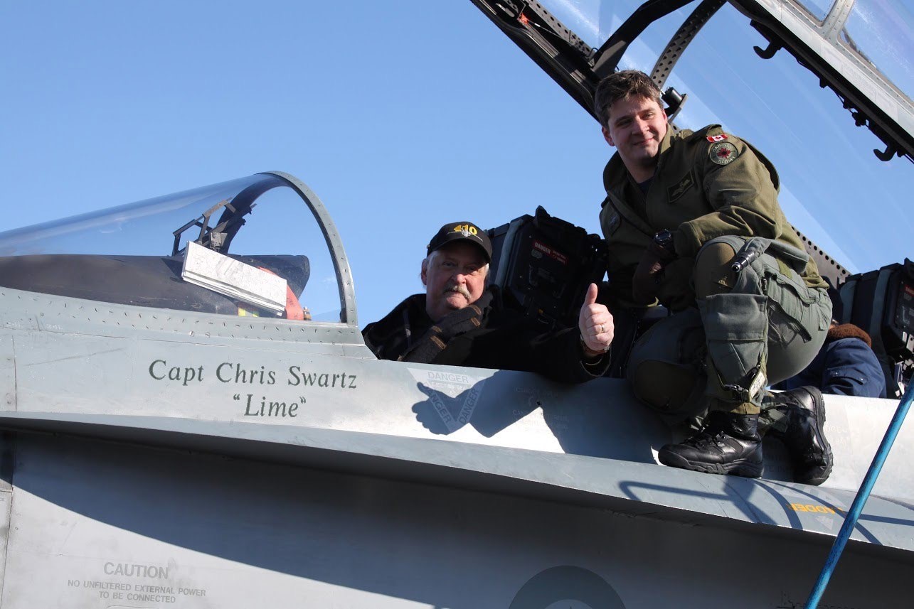 Rentrer du travail à bord de son F-18 – Le capitaine Chris Swartz vante son CF-18 Hornet à son père. Leurs voyages afin d’assister à des spectacles aériens ont donné naissance au désir du capitaine Swartz de devenir pilote. PHOTO : Fournie par le capitaine Chris Swartz