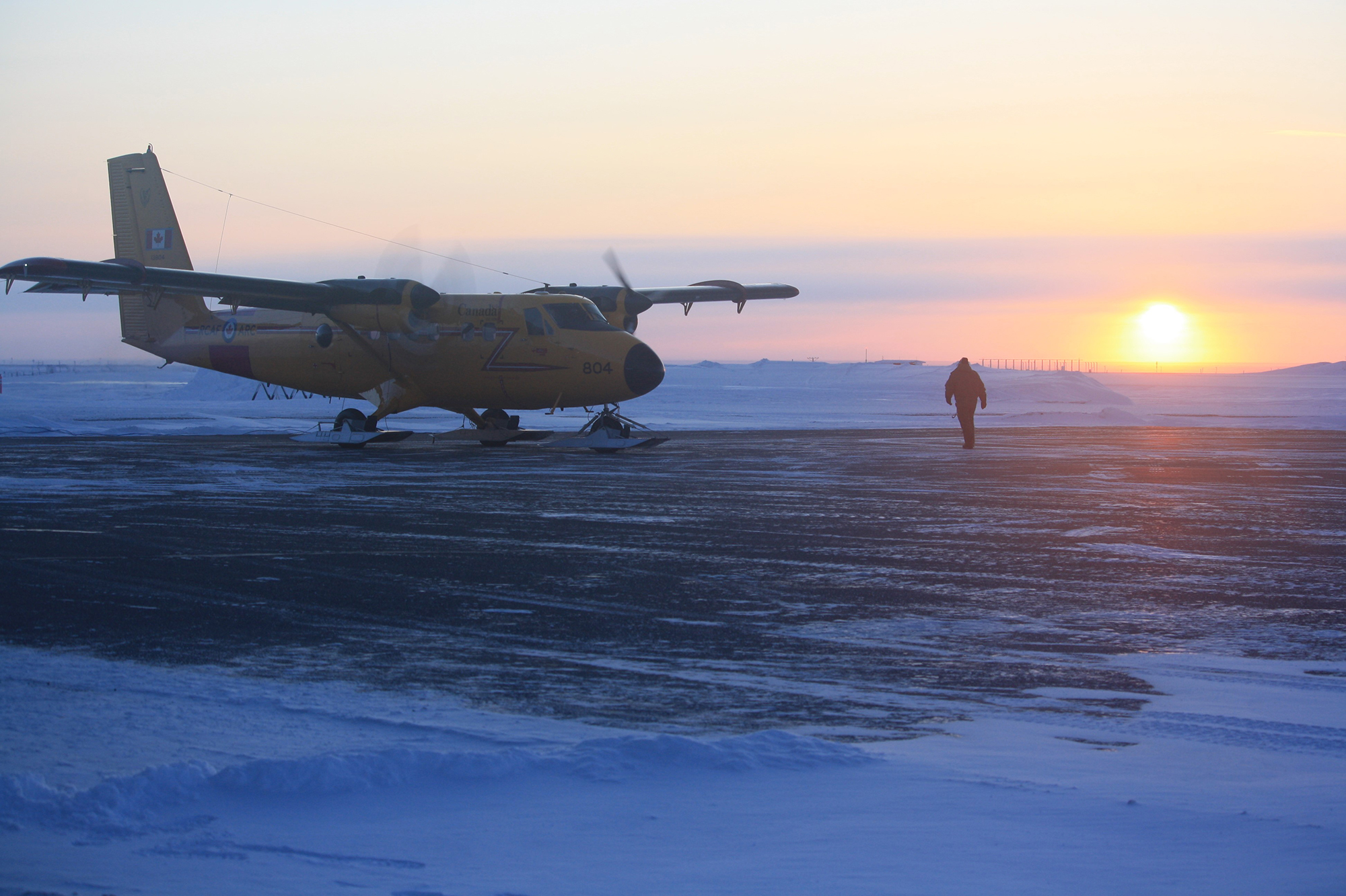 Un CC-138 Twin Otter du 440e Escadron de transport démarre ses moteurs à un aérodrome juste au nord de Deadhorse, en Alaska, pendant « ARCEX 21 ». PHOTO : Capitaine Frank Smyslo
