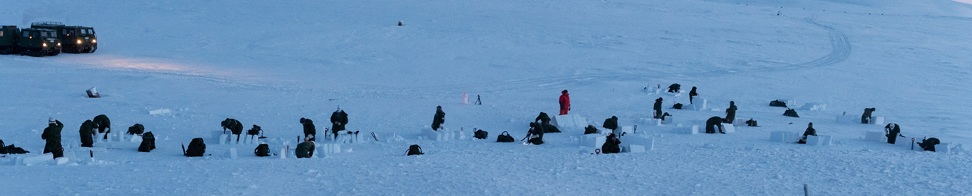 Les stagiaires qui participent au cours Opérations aériennes – Survie dans l’Arctique qui s’est tenu à Resolute Bay, au Nunavut, du 21 janvier au 1er février 2020, construisent des tranchées-abris de survie. PHOTO : Caporal Brian Lindgren