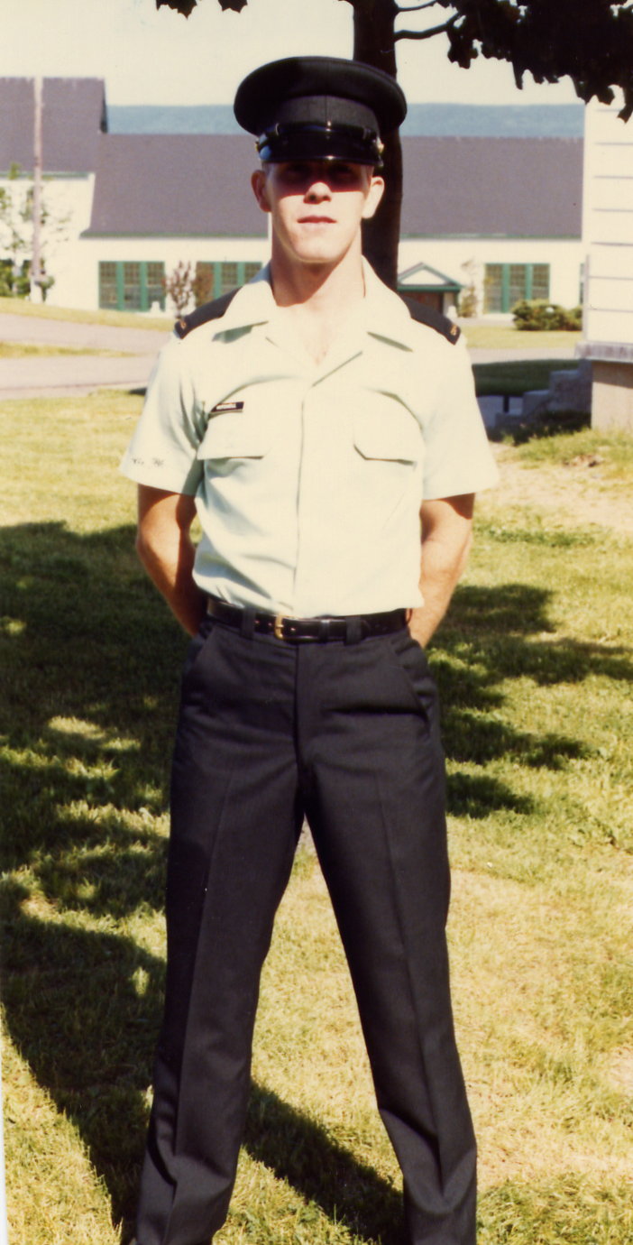 En 1984, Keith Mitchell est passé de la Force de réserve à la Force régulière, recommençant l’instruction de base à la base des Forces canadiennes Cornwallis. PHOTO : Fournie