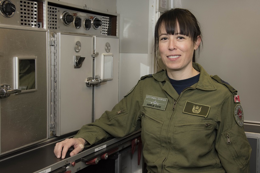 La sergente Amélie Cote, une technicienne en structures d'aéronefs, est présentement employée comme agent de bord au 437e Escadron de transport, à la 8e Escadre Trenton (Ontario). Le Programme d’emploi d’agent de bord (PEAB) offre aux militaires du rang des Forces armées canadiennes une superbe occasion d’élargir leur expérience professionnelle en travaillant comme agents de bord. 

Photos : Cplc Darcy Lefebvre, 8e Escadre 
