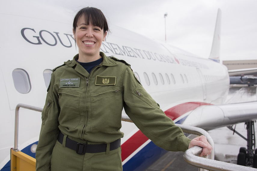 La sergente Amélie Cote, une technicienne en structures d'aéronefs, est présentement employée comme agent de bord au 437e Escadron de transport, à la 8e Escadre Trenton (Ontario). Le Programme d’emploi d’agent de bord (PEAB) offre aux militaires du rang des Forces armées canadiennes une superbe occasion d’élargir leur expérience professionnelle en travaillant comme agents de bord. 

Photos : Cplc Darcy Lefebvre, 8e Escadre 
