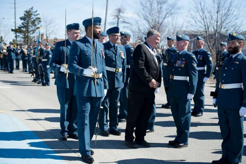 La major Wright commande le défilé de l’attribution du droit de cité en mai 2017, quand il a été affecté au 103e Escadron, à Gander (T. N. L.).

PHOTO : L'ARC 2017