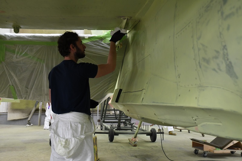 Le Caporal Frederick Schinck, technicien en structures d’aéronefs de l’ESTTMA, nettoie le dessous de la voilure d’un CF18 avant l’application de la première couche de peinture de la couleur grise standard de l’OTAN.

PHOTO : Mme Stacey Payne, ESTTMA
