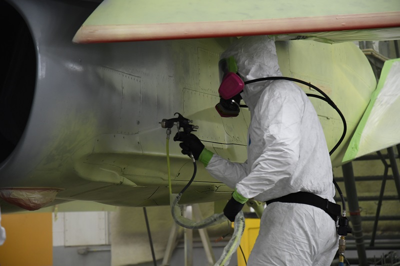 L’Aviateur James Schneider, technicien en structures d’aéronefs, applique la première couche de peinture, de la couleur grise standard de l’OTAN, derrière l’entrée d’air du réacteur gauche d’un CF18 dans l’atelier de peinture de l’ESTTMA.

PHOTO : Mme Stacey Payne, ESTTMA