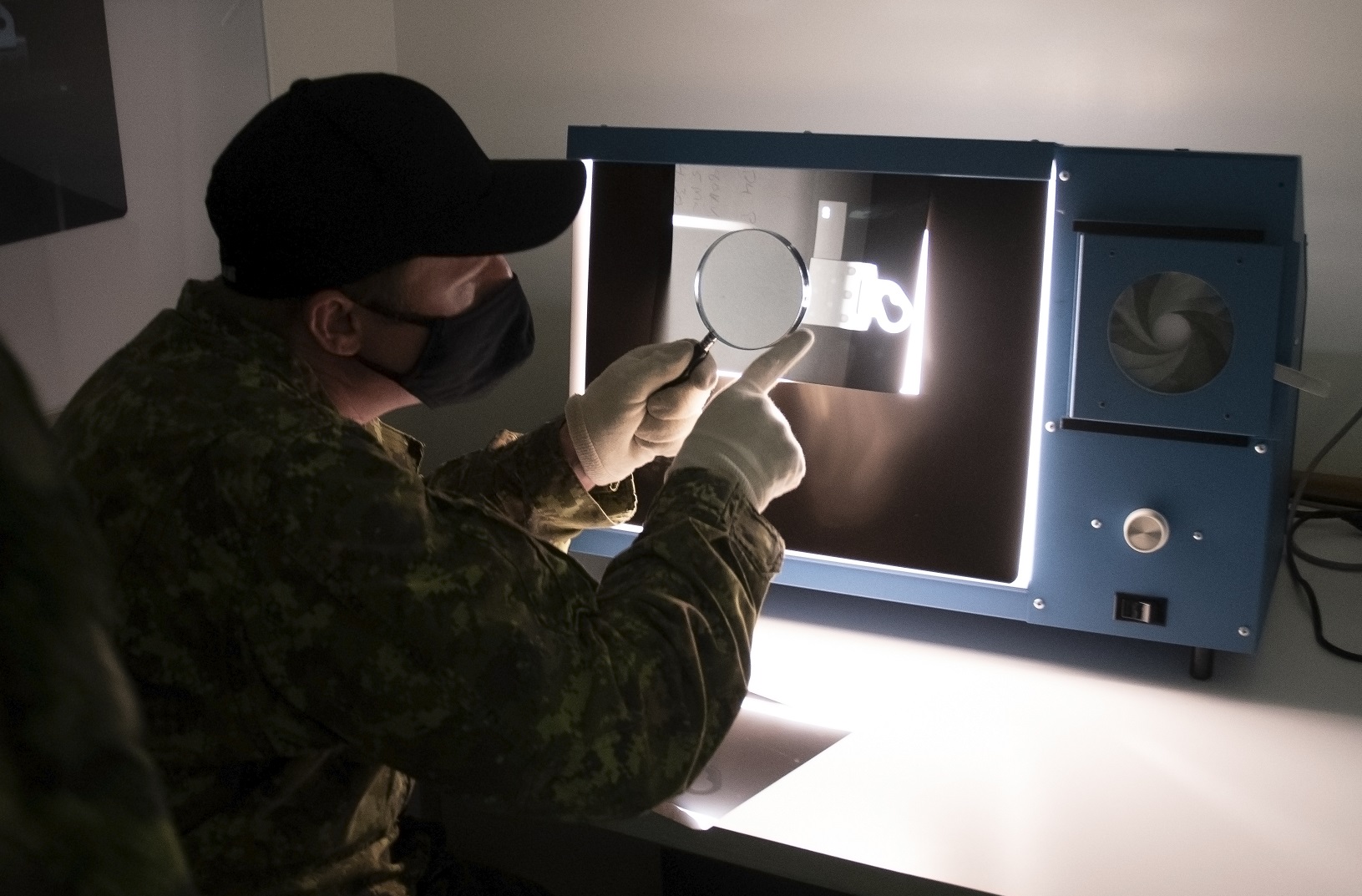 Corporal Eddy Ford, an NDT Technician at 8 Air Maintenance Squadron (AMS), examines an X-Ray image of a CC-130J Hercules jump step hinge in search of cracks. Trenton-based Aerospace and Telecommunications Engineering Support Squadron (ATESS) trains and tests all RCAF NDT Technicians and Operators in various non-destructive testing techniques.