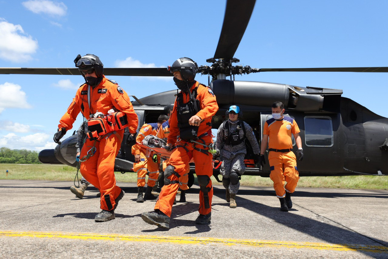 The members of the Royal Canadian Air Force and Colombian Air Force search and rescue teams conduct a conduct casualty evacuation simulation at Palaquero Air Base in Colombia during Exercise COOPERACION VII on 3 September 2021. PHOTO: Fuerza Aérea Colombiana 
