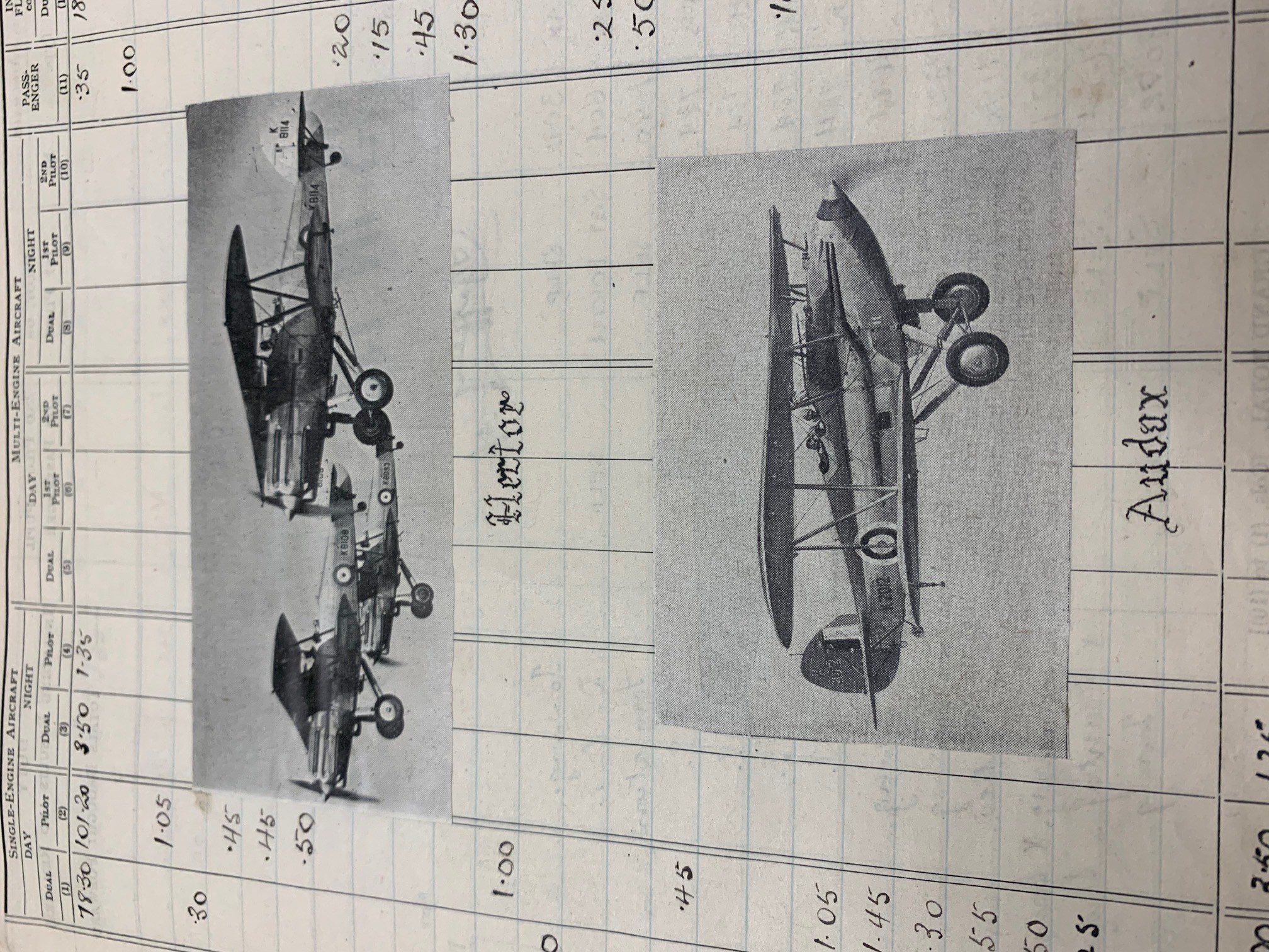 Ernie Allen possède encore tous ses carnets de vol de la RAF et de l’ARC, dans lesquels il a ajouté des photos pour illustrer ses jours comme pilote.  Photo : Emily Lindahl