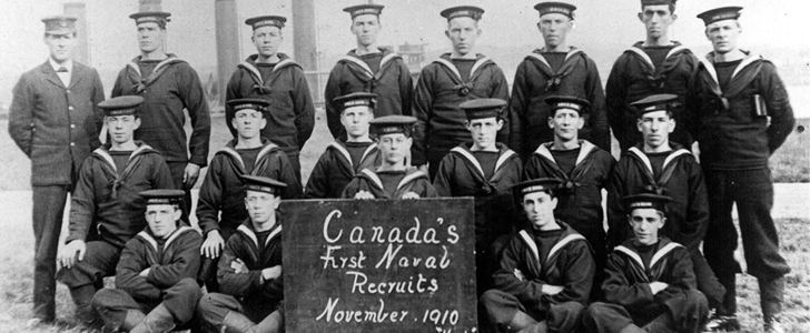 Les premières recrues du Service naval du Canada.