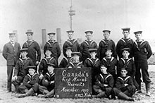 Les premières recrues du Service naval du Canada.