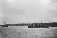 Le Rainbow rentre à Esquimalt avec la goélette allemande capturée Leonor, mai 1916.