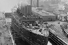 Le Niobe en cale sèche à Halifax, août 1914, équipé pour la guerre.