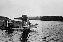 La MRC créa la station navale Dartmouth pendant l’été 1918 comme base de son futur Service aérien, mais à la fin de la guerre, elle n’avait accueilli que des hydravions HS-2L de la marine américaine, comme celui-ci.