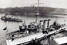 La flotte canadienne en 1921 : le croiseur Aurora (à l’avant-plan) et les destroyers Patriot et Patrician dans le port d’Esquimalt.