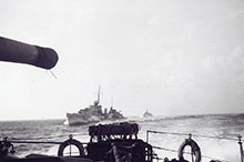 Les puissants destroyers de classe Tribal Haida et Athabaskan en formation dans la Manche au printemps 1944.