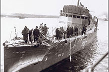 Les anciens vapeurs américains à quatre cheminées n’étaient pas les meilleures plates-formes de guerre anti-sous-marine, mais ils étaient mieux que rien dans les années 1940-1941. Ici, le St. Croix rentre à Halifax après une dure traversée hivernale.