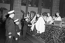 Le Contre-amiral W. M. Landymore, officier supérieur sur la côte du Pacifique, confie le Pavillon blanc à la garde du doyen de la cathédrale Christ Church de Victoria (Colombie Britannique).