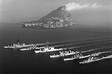 Bâtiments de la STANAVFORLANT en formation au large du rocher de Gibraltar, avec au centre le navire amiral, le destroyer Iroquois, en février 1979; à sa droite (sur son côté bâbord,) se trouve le destroyer britannique HMS Sheffield qui sera coulé trois ans plus tard dans la guerre des Malouines.