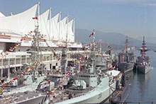 Navires canadiens et alliés au quai de la Place Canada, dans le port de Vancouver, pour la revue navale du 75e anniversaire de la Marine, le 23 août 1985.