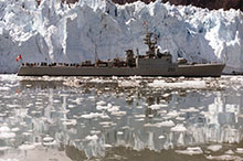 Malgré leur obsolescence pour  les opérations, les destroyers de classe Mackenzie furent utilisés pour l’instruction du personnel de la côte Ouest et furent déployées à bien des endroits; on en voit ici un dans la baie Glacier, en Alaska.