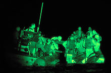Vue en vision nocturne, depuis la frégate Winnipeg, de son équipe d’arraisonnement en train d’intercepter des pirates somaliens, avril 2009.
