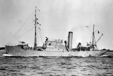 Navire NCSM Arras voguant sur l'eau.