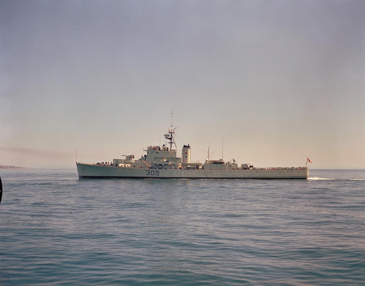 Un navire militaire vogue sur l’eau