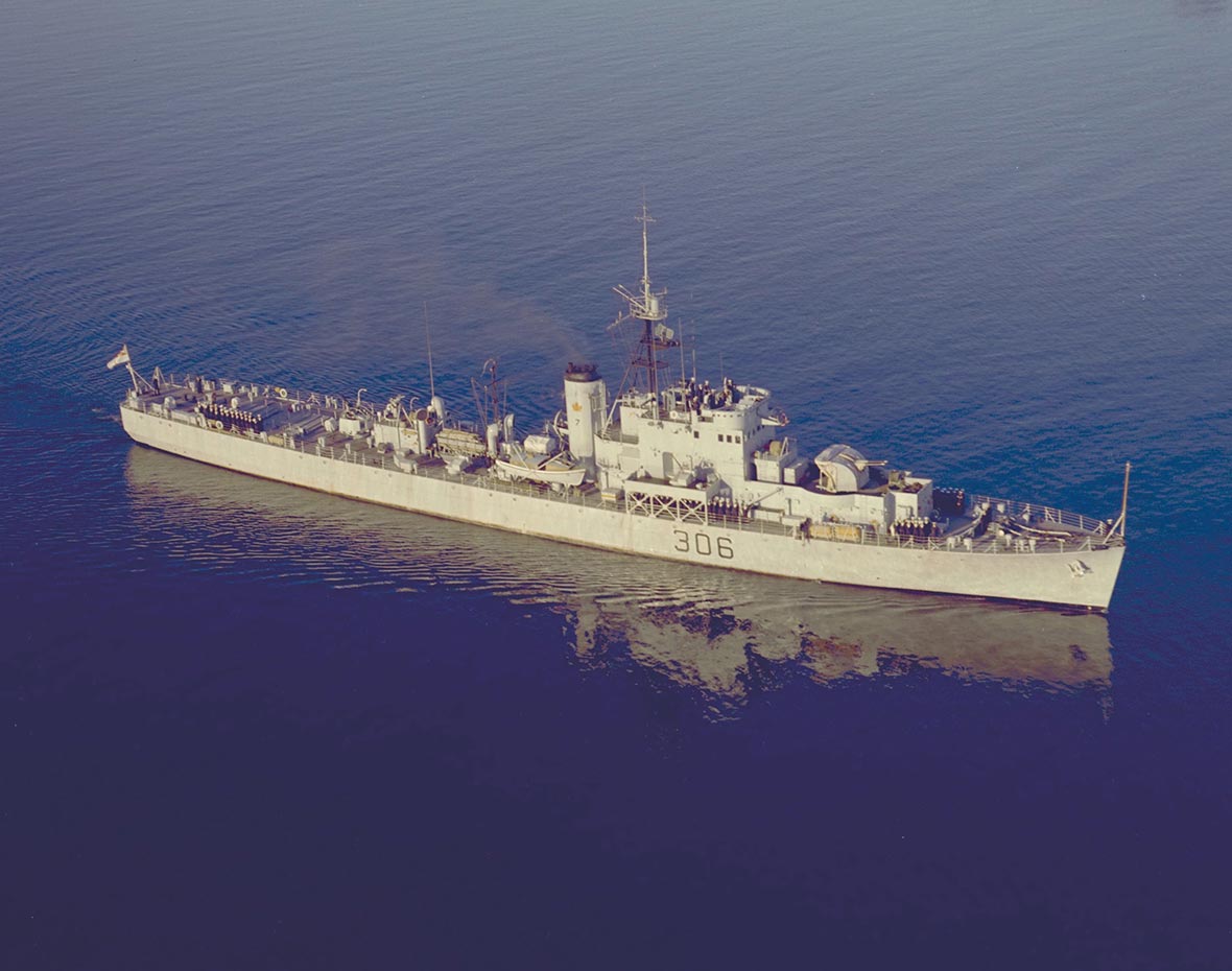Un navire militaire vogue sur l’eau.