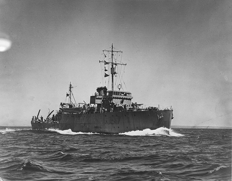 Un navire militaire vogue sur l’eau.