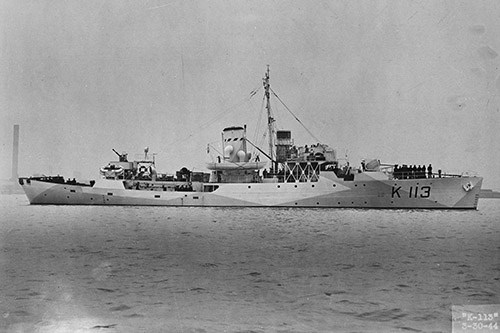 NCSM Arvida. Les bandes d’enseigne de barbier peintes sur la cheminée du navire servaient à indiquer aux autres navires alliés qu’il s’agissait d’un navire canadien.