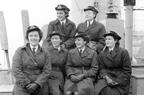 Officiers des transmissions du Service féminin de la Marine royale du Canada (WRCNS), Halifax, Nouvelle-Écosse, Canada, octobre 1943. (Rangée avant, de gauche à droite) : enseigne de vaisseau de 1re classe Marion O’Toole, enseignes de vaisseau de 1re classe à l’essai Dorothy Dixon et Freda Bindman et enseigne de vaisseau de 1re classe Daphne Christie. (Rangée arrière, de gauche à droite) : enseignes de vaisseau de 1re classe à l’essai Hazel MacKay et Margaret Booth. Selon des sources non officielles, le nom de l’enseigne de vaisseau de 1re classe (rangée arrière, à gauche) est Aida (ou Aiden) Hazen Mackay.