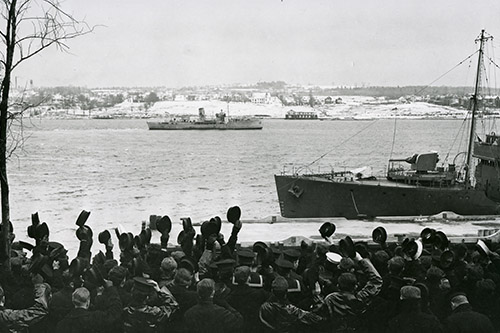 Le NCSM Windflower prend la mer tandis que les marins à terre lui font leurs adieux chaleureux.