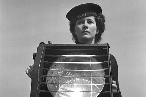 Patricia Abbott, officier des transmissions du Service féminin de la Marine royale du Canada.