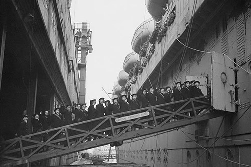 À Halifax en Nouvelle-Écosse, le personnel du Service féminin de la Marine royale du Canada (WRCNS) monte à bord d’un navire de transport de troupes à destination du Royaume-Uni pour servir à l’étranger.