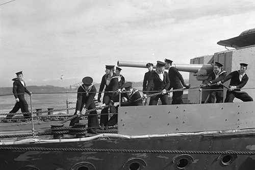 L’équipage du NCSM Restigouche attache les amarres le long du NCSM Skeena à Halifax.