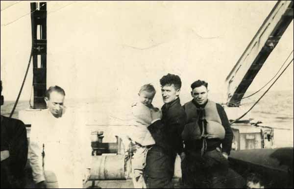 Diapositive - Survivants du SS Caribou, 14 octobre 1942