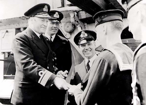 Le 29 juillet 1942, le contre-amiral L.W. Murray a remis des récompenses aux membres de l’équipage du Navire canadien de Sa Majesté Ste-Croix, qui a coulé le sous-marin ennemi U-90 le 24 juillet 1942.