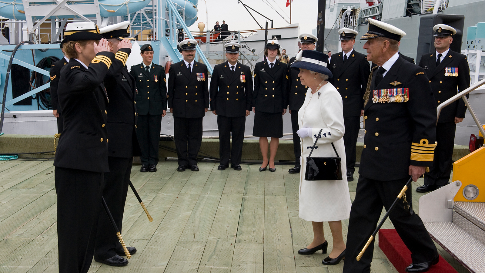 La Reine et le prince Philip pendant les célébrations du centenaire de la MRC en 2010.