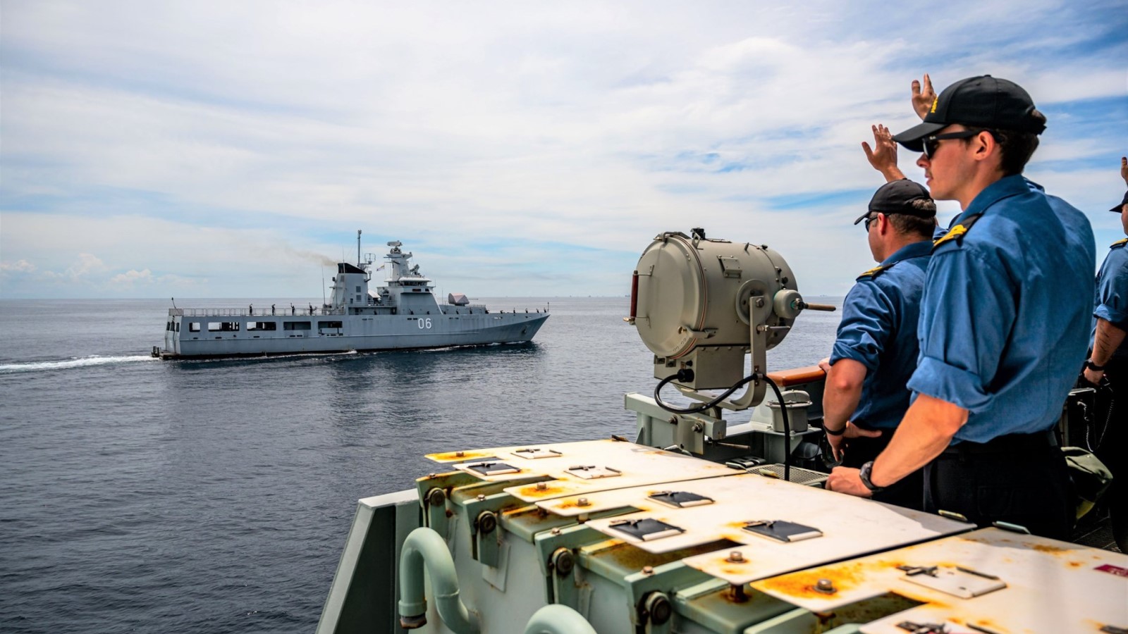 Diapositive - Des marins du NCSM Halifax envoient la main à un navire du SNMCMG1 pendant un défilé naval
