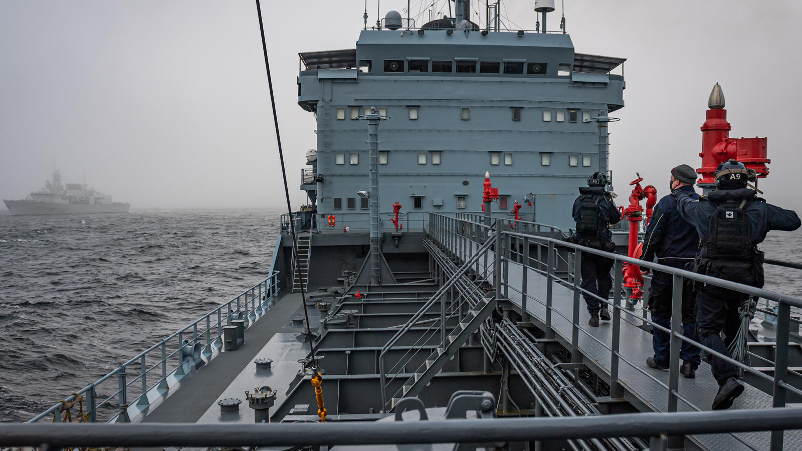 Des membres de l’équipe d’arraisonnement du NCSM Halifax « détiennent » un suspect à bord du pétrolier allemand FGS Spessart.