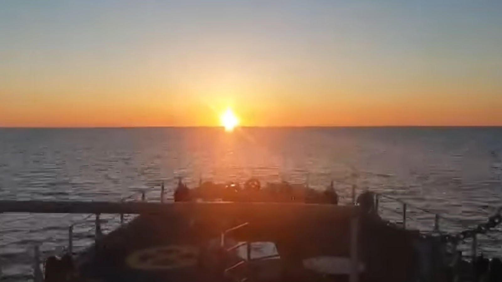 Diapositive - Voguer vers le coucher du soleil à bord du NCSM Goose Bay.