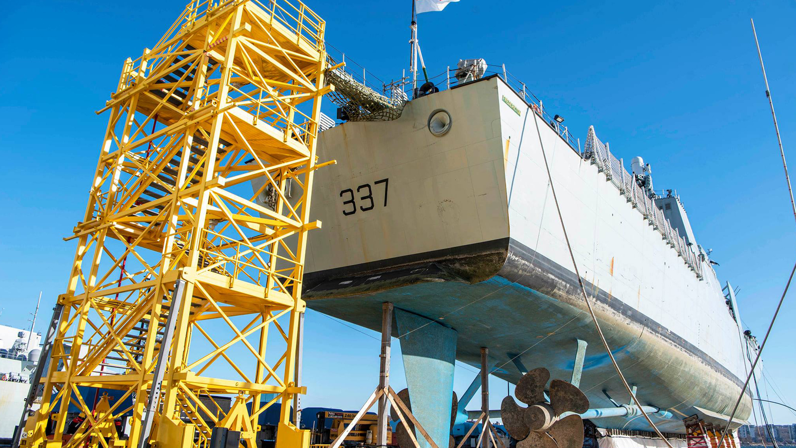 Diapositive - Vous vous êtes déjà demandé à quoi ressemble un navire de 3 995 tonnes hissé hors de l’eau?